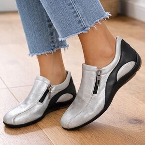 Donald Pliner Women’s 7N Silver & Black Metallic Leather Slip-On Sneakers – EUC